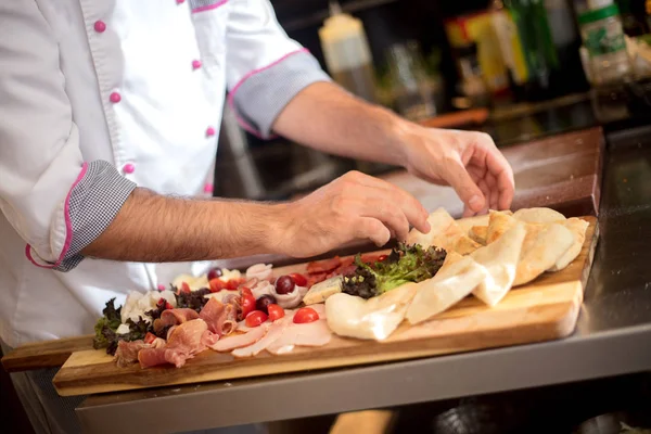 Köche Bereiten Köstliche Vorspeisen Auf Restaurantküchentafel — Stockfoto