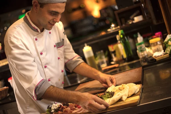 Kuchaři Připravují Lahodný Předkrm Jídla Restauraci Kuchyňské Desky — Stock fotografie