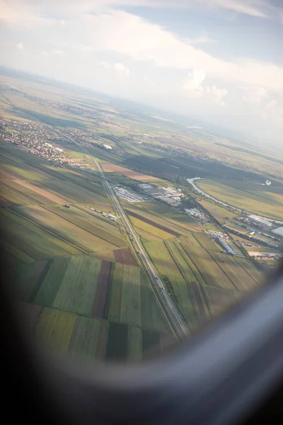 Uçağın Penceresinden Toprak Uçak Kanat Görünümü — Stok fotoğraf