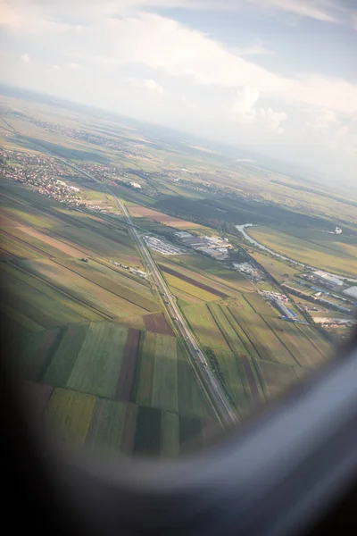 Vista Del Ala Tierra Plano Desde Ventana Del Avión —  Fotos de Stock