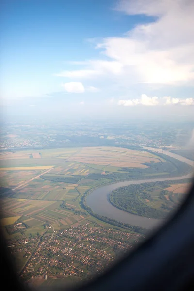 비행기의 창에서 지구와 비행기 — 스톡 사진