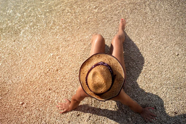 Mujer Relajante Playa Lujo Imagen de archivo