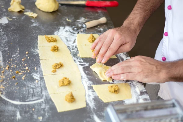 Chef Kok Zelfgemaakte Rauwe Italiaanse Tortellini Maken Stockfoto