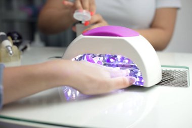 Kadın elleri güzellik salonunda manikür yaptırıyor.. 