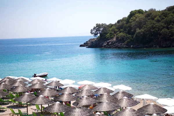 Increíble Playa Con Sombrillas Blancas Mar Turquesa —  Fotos de Stock