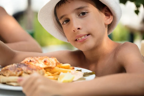 Мальчик Пляже Ресторана Ест Еду — стоковое фото