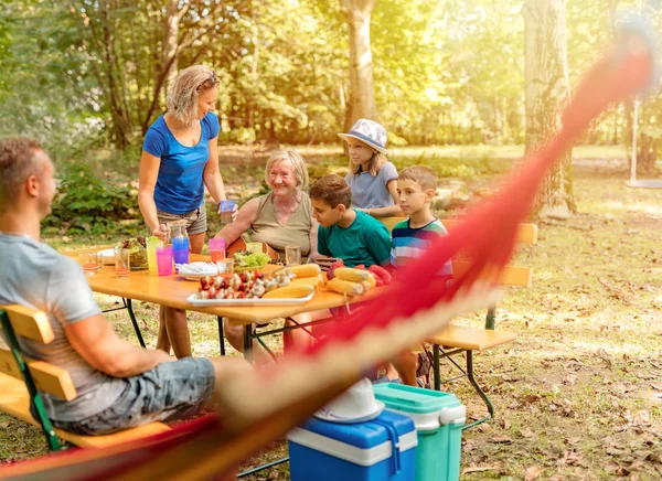 假日和人的概念 愉快的家庭有节日晚餐或夏季花园党 — 图库照片
