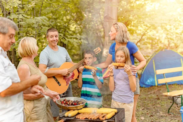 Conceito Férias Pessoas Família Feliz Que Tem Jantar Festivo Festa — Fotografia de Stock