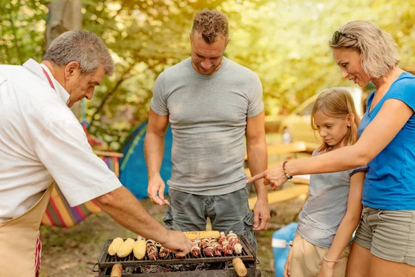 Concepto Vacaciones Personas Familia Feliz Teniendo Una Cena Festiva Una — Foto de Stock