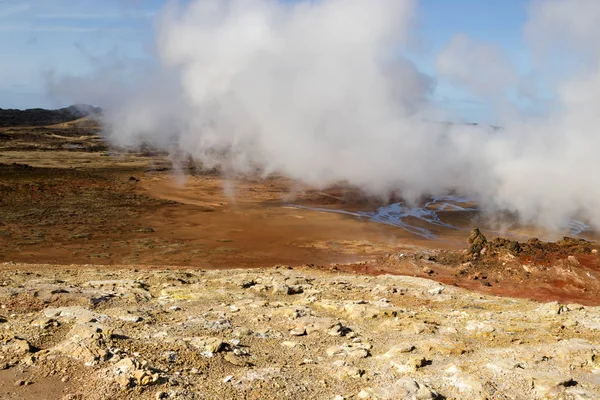 Het geothermische gebied van gunnuhver in IJsland. Geiser stoom. — Stockfoto