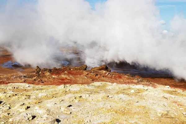 Gunnuhver geotermalne obszar w Islandii. Geyser parowy. — Zdjęcie stockowe