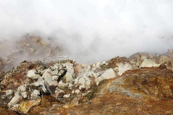Gunnuhver geotermalne obszar w Islandii. Geyser parowy. — Zdjęcie stockowe