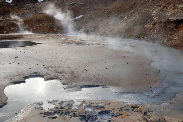 Seltun geotermikus terület Izlandon. Bubbling iszap medencék és SteamÚgy — Stock Fotó