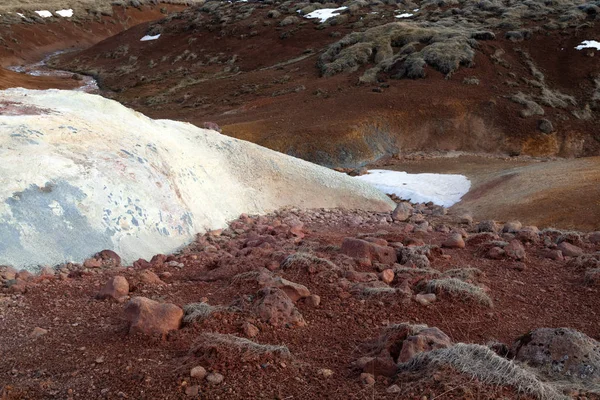 Zone géothermique de Seltun en Islande. Bassin de boue bouillonnante et steami — Photo