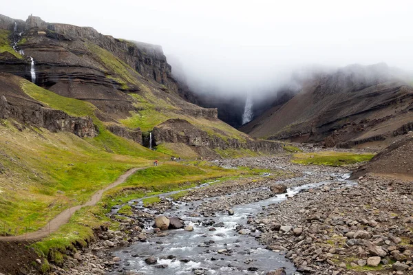 Mystisk Över Hengifoss Vattenfall Ett Moln Östra Island Vattenfall Med — Stockfoto