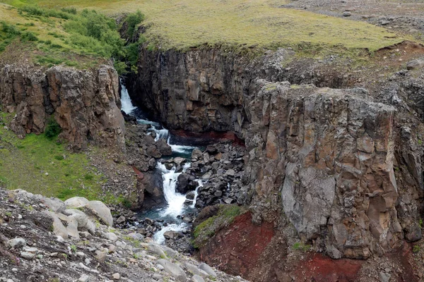 Corriente Agua Cae Una Roca Roja Ubicación Hengifoss Sendero Senderismo — Foto de Stock