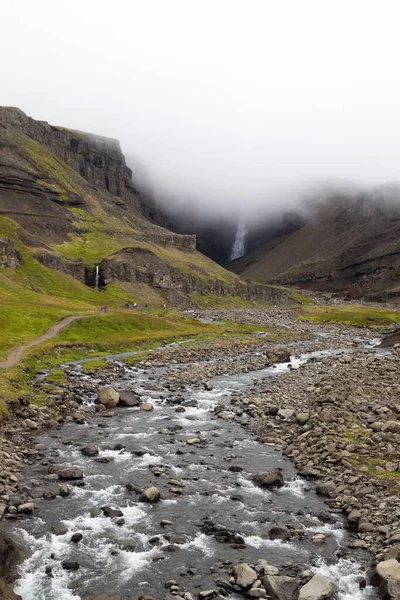 Vista Mistica Della Cascata Hengifoss Una Nuvola Islanda Orientale Cascata — Foto Stock