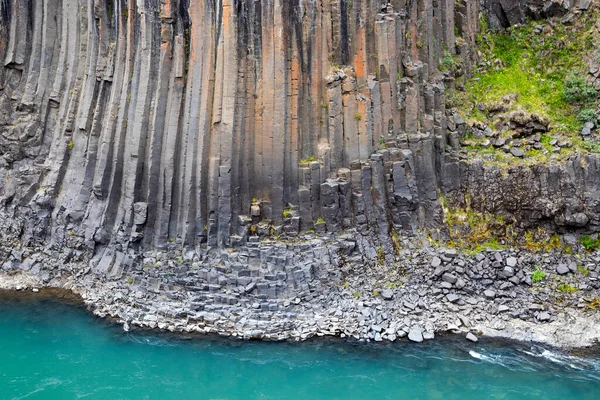 冰岛Jokuldalur峡谷Studlagil峡谷玄武岩柱的墙 火山玄武岩的结构 关于自然和地质学的背景概念 — 图库照片