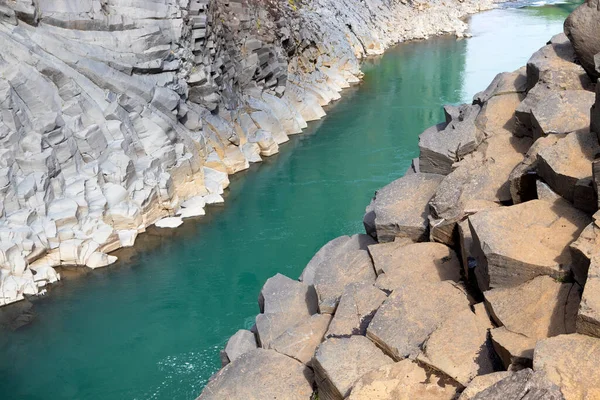 İzlanda 'daki Jokuldalur Vadisi' ndeki Studlagil Kanyonu 'nun nefes kesici manzarası. Bazalt sütunlar ve turkuaz buzul nehri. En iyi seyahat yeri. Yaz yürüyüşü.