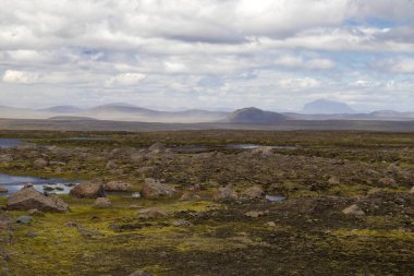 Dağların havadan bakış açısı. Doğu İzlanda 'da gizemli bir yer. Tipik İzlanda manzarası.