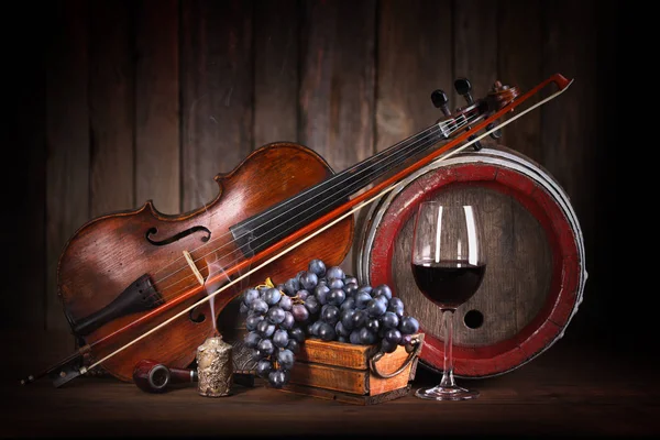 Romantische Komposition Mit Roter Traube Wein Geige Und Fass Stockfoto