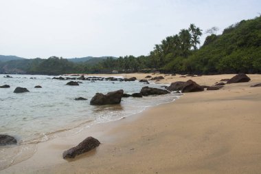 Bir bulutlu gün boyunca gerinmek Cola Beach, Goa, Hindistan