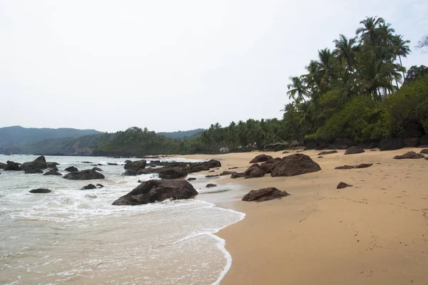 Zamračený Den Úzký Pruh Pláže Goa Indie — Stock fotografie