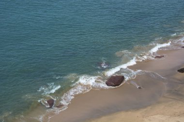 Umman Denizi Cola Beach, Goa, Hindistan parlak güneşli bir günde mavi sularına davet