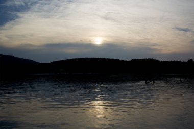 Gün Batımında Almanya'da Tegernsee Gölü'nün Görünümü