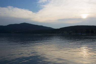 Gün Batımında Almanya'da Tegernsee Gölü'nün Görünümü