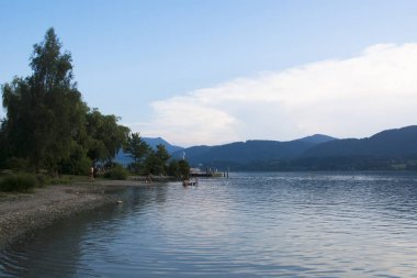 Almanya'da Bir Yaz Akşamı Tegernsee Gölü Manzarası
