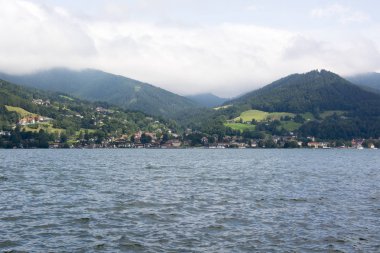 Bulutlu Bir Yaz Günü Almanya'da Tegernsee Gölü Manzarası