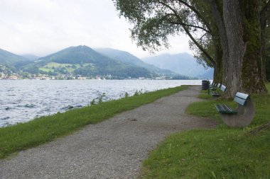 Bulutlu Bir Öğleden Sonra Almanya'da Tergensee Gölü'nde Waterfront de Banklar