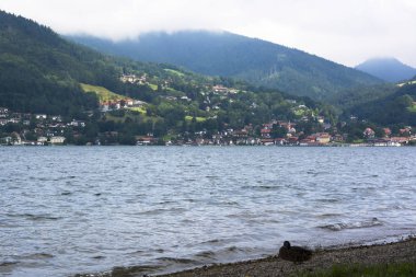 Bulutlu Bir Yaz Günü Almanya'da Tegernsee Gölü Manzarası