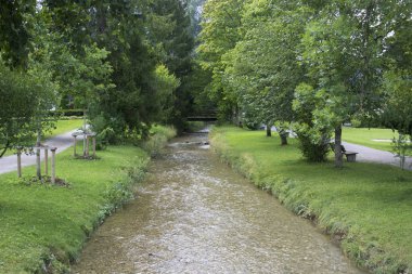 Bir Bulutlu, Yaz Günü Bavyera Alpleri'nde Tegernsee akan bir Akış