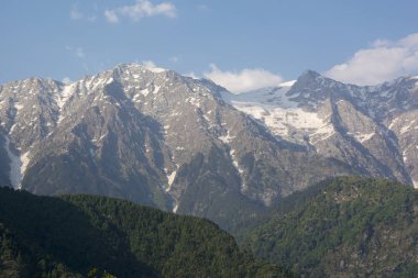 Kareri, Himachal Pradesh, Hindistan açık bir günde Dhauladhar Himalaya Aralığı güzel bir görünüm