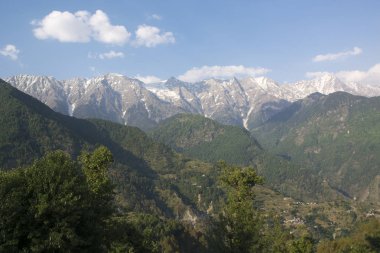 Kareri, Himachal Pradesh, Hindistan açık bir günde Dhauladhar Himalaya Aralığı güzel bir görünüm