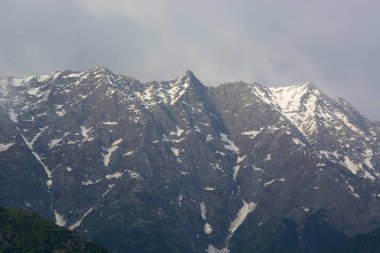 Kareri, Himachal Pradesh, Hindistan bulutlu bir günde Dhauladhar Himalaya Aralığı güzel bir görünüm