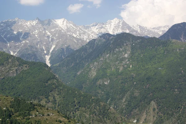 インド ヒマチャルプラデシュ州カレリの晴れた日のダウラダール ヒマラヤ山脈の美しい景色 — ストック写真