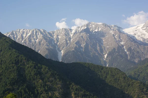 インド ヒマチャルプラデシュ州カレリの晴れた日のダウラダール ヒマラヤ山脈の美しい景色 — ストック写真