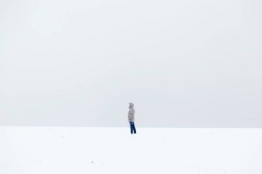 bir gri ceket bir karlı alanda aşağı bir adam