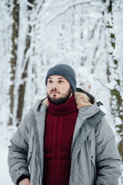 bir gri ceket bir karlı alanda aşağı bir adam