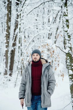 bir gri ceket bir karlı alanda aşağı bir adam