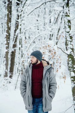 bir gri ceket bir karlı alanda aşağı bir adam