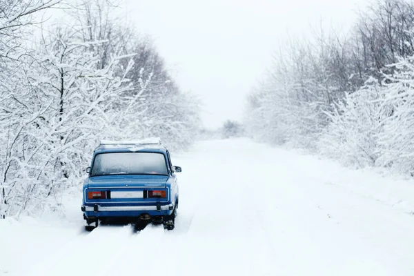 Niebieski Samochody Zsrr Śnieżnym Lesie — Zdjęcie stockowe