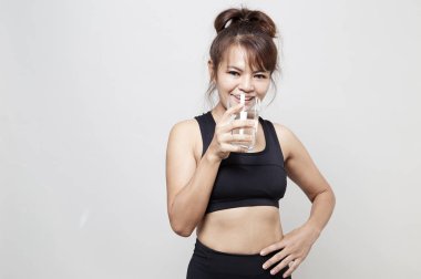 Asyalı kadın fitness uygun elinde tutan bir bardak su, sağlık kavramı, sağlıklı su içme kavramı