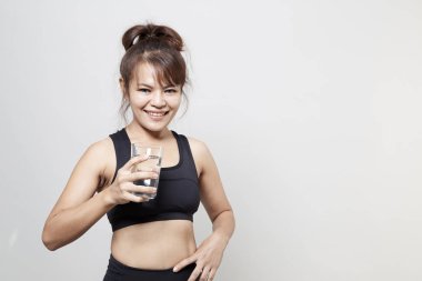 Asyalı kadın fitness uygun elinde tutan bir bardak su, sağlık kavramı, sağlıklı su içme kavramı