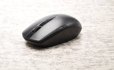 Kablosuz siyah bilgisayar fare üstünde okul sırası, koordinasyon fikirler