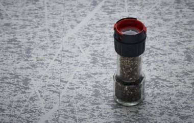 Biber şişe mutfak masasının üstünde otlar yiyeceklerin tadını geliştirmek..