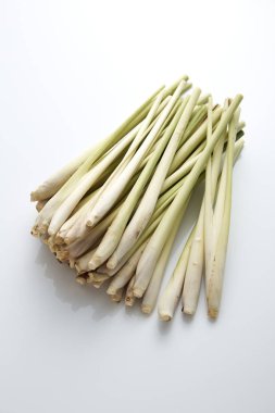 Beyaz arka plan üzerinde izole dilim taze limon